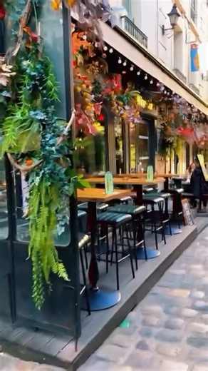 Saint Germain des Pres on Instagram: "Dans la célèbre Cour du Commerce Saint-André se niche le Pub Saint-Germain, une adresse très prisée, réputée pour sa bonne cuisine et son ambiance conviviale. In the famous Cour du Commerce Saint-André lies the Pub Saint-Germain, a very popular spot known for its great food and lively atmosphere. Crédit Vidéo Tiktok oncle.suren Follow us on IG: @saintgermaindespres_org www.saintgermaindespres.org © Paris, Always an Amazing idea! #saintgermaindespres #rivegau