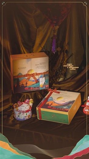 SILKROAD: ROOTS THAT RISE Inspired by the historic Silk Road, our Chinese New Year & Ramadan Hamper Collection is a tribute to tradition, connection, and meaningful gifting. Thoughtfully curated by Episode Gading Serpong and Babah Ramu Dine & Bar, each hamper brings together artisanal treats and elegant keepsakes, where prosperity and reflection meet in refined harmony. Discover more at episodegadingserpong.com #silkroadrootsthatrise #episodegadingserpong #babahramu #luxuryhampers