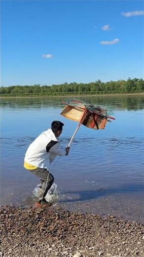 How to Use a Traditional Bamboo & Net Fish Trap | River Fishing