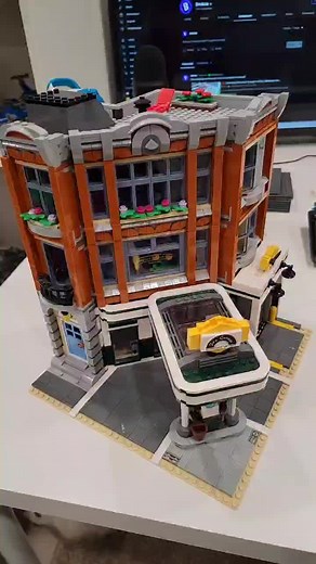 LEGO Corner Garage Assembly Tutorial