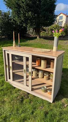 Mathieu Moulia & Mathilde • DIY on Instagram: "Upcycling d’un vieux meuble 🛠️ il sera parfait dans notre cuisine 🧑‍🍳 Il y a deux semaines, on a trouvé ce garde-manger en piteux état chez Emmaüs pour seulement 20 €… mais on a tout de suite vu son immense potentiel ✨ Le matériel utilisé : 🔧 Kit de rénovation meuble 🪚 Ponceuse 🎨 Peintures marron et beige 🛡️ Huile de protection 🧰 Grillage à poule Alors, upcycling réussi ? 😍 Dites-nous ce que vous en pensez ! #upcycling #peinture #meuble #re