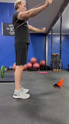 Dynamic Hug #shoulderworkout #shoulderpain #shoulderstrength #scapularstability #scapula