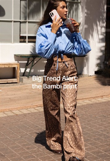 Το Bambi print είναι το νέο fashion statement 🦌 Γλυκό και νοσταλγικό, αλλά ταυτόχρονα, αδιαμφισβήτητα edgy. Ανατρέπει όσα ξέραμε μέχρι τώρα και κατακλύζει τις πασαρέλες, μετατρέποντας το cute ελαφάκι του παραμυθιού, σε απόλυτη τάση. Στη Be A Bee δημιουργήσαμε το απόλυτο Bambi print, με άψογα ισορροπημένες αποχρώσεις που συνδυάζονται τέλεια με αμέτρητα outfits και χρωματικές παλέτες. Το αποτυπώσαμε στο 100% cotton denim μας δημιουργώντας το δύο φορές sold our A-leg τζιν μας, την iconic mini skir