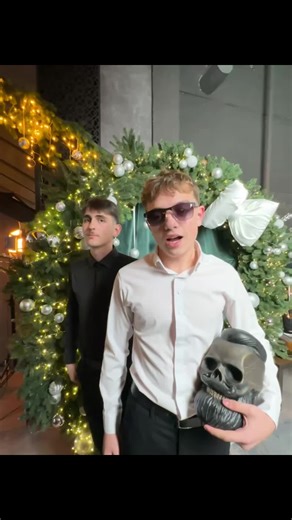 Nu e reclamă, e elev mulțumit 😎 Recenzie sinceră, pe stilul nostru preferat Absolvent – aprobat de elevi 📸 #albumedepromotie #sedintafoto #absolvent