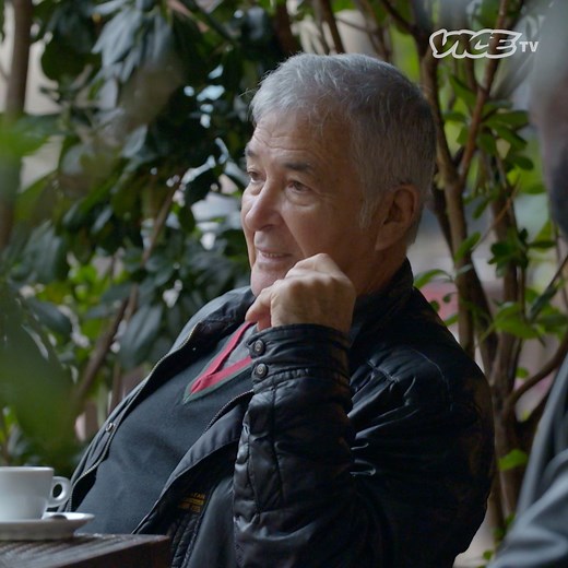 Antoine Cossu, ancien braqueur, homme de confiance du parrain marseillais Francis le Belge, spécialiste de l'évasion au point d'être surnommé Tony l'Anguille par tous les flics de France, raconte à Saïdou Lee le début de sa carrière dans le grand banditisme. VOYOUS DES HISTOIRES QUI FINISSENT BIEN. NOUVEL ÉPISODE. LE 14 AVRIL. À 22H. SUR VICE TV | VICE TV