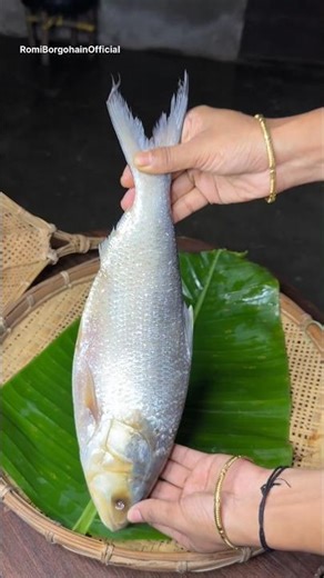 ইলিশ মাছৰ জুতিৰে 🐟 Ilish Fish Recipe. Sorshe ilish #youtubeshortsvideo #food #cooking #assamesevideo