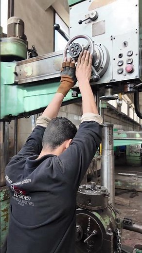 Setting up a shaft for drilling on a radial drill 🏭