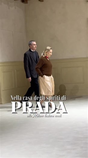 MFFashion.ClassTvModa on Instagram: "Pareti con boiserie delle magioni haussmanniane. Caminetti dalle striature marmorizzate. Tracce di pavimenti che hanno ceduto negli anni, stratificati. La casa di @prada ricreata nell’allestimento dello show mostra segni di tante vite vissute in precedenza, di tanti inquilini che hanno respirato in quelle stanze, spiriti ricordati con amore in un passaggio temporale che accompagna la collezione uomo della maison milanese, immaginata da Miuccia Prada e Raf Sim