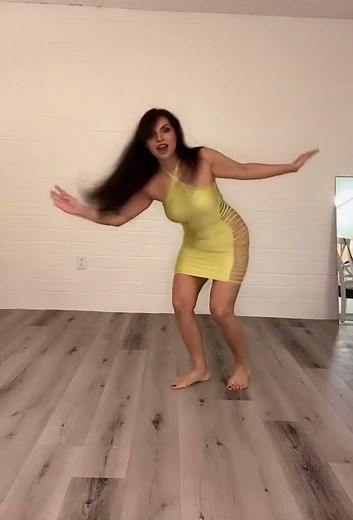 Ever since I been learning about iraqi dance الرقص العراقي my life has changed❤️#iraq#iraqi#iraqidance#iraqiiqueen##iraqitiktok#baghdad#baghdadiraq#dubai#saudiarabia#foryou#arab#arabic#arabictiktok #kawleeya#kawleeyadance#bellydance#bellydancer#bellydancetiktok#mayrabellydanceofficial#limegreen#dance#kawliya