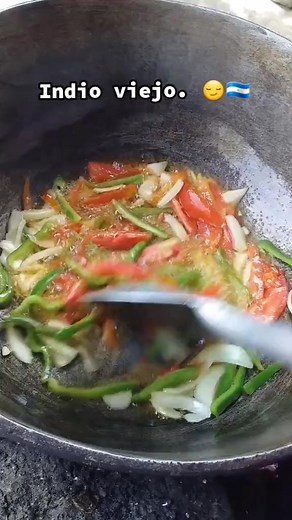 8.7K views · 323 reactions |     Indio viejo es un plato tradicional nicaragüense elaborado con carne deshebrada y harina de maíz. Es un guiso abundante y sabroso que es perfecto para un día frío.     #Nicaragua #ComidaNicaragüense #indioviejo #Guiso #Carnederes #Harinademaíz #Abundante #sabroso #Tradicional #Delicioso #Relleno | Nicaragua Daily | Facebook