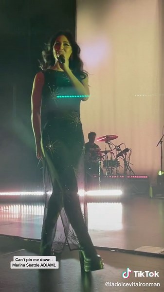 Can’t pin me down! #marinaandthediamonds #marinadiamandis #cantpinmedown #adiaml #seattle @marinadiamandis
