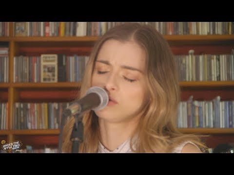 Clara Bond - 'I'm On Fire' | (Bruce Springsteen cover) | UNDER THE APPLE TREE