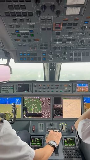 Is there anything better to watch than an aircraft landing? #privatejet #pilotlife | Avjet Global Sales