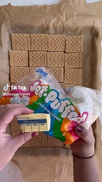 This Easter bark is always a crowd favorite and so easy to make! INGREDIENTS: 🐰12 large graham crackers 🐰40 large marshmallows 🐰¼ cup butter (melted) 🐰8 z semi-sweet chocolate (broken into small squares) 🐰variety of Easter candy #eastertreats #easterfood #easydessert #partyfood #partyfoodideasforkids