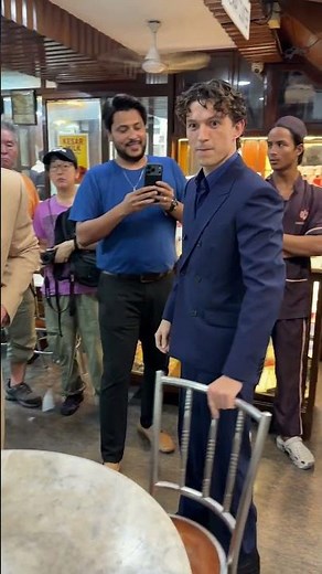 Rapido pit stop per un tè prima della Première di Odissea a Mumbai.