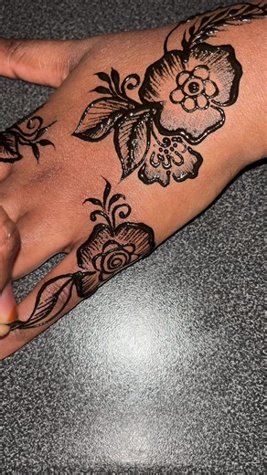 Bonsoir !! Vous préférez que je poste l’exercice juste après ou le lendemain ? #henna #hennadesign #viral