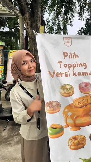 Hidden gem donat enak di Cikarang 🍩✨ Ini tuh japanese donut dari Buevn.co yang rasanya beneran premium. Setiap gigitan lembut, chewy, wanginya sampe ke tepungnya, manisnya pas dan nggak bikin eneg 🤍 di sini bisa custom varian & topping sesuai mood. Bingung pilih? Tenang, mereka ada best match recommendation juga 👌 📍 Lokasi: depan Ruko Kido (deket D’Java & RS Asri Medika) 🕘 Jam buka: 09.00–20.00 (kadang buka dari jam 6, pantengin IG dulu yaa) 💸 Harga: 12K all varian & topping ✅ Halal ❌ No m