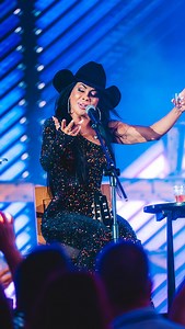 Ki show incrível! ki mulherada linda desse Cabaréé💃🏻🔥 Mais um ano com vcs @naviocabare cantando muita modah boua nessa festa linda. Foi fodaaa diiiimaaais!!❤️🎶 #valeriabarros #naviocabare #shows #modaosertanejo | Valéria Barros