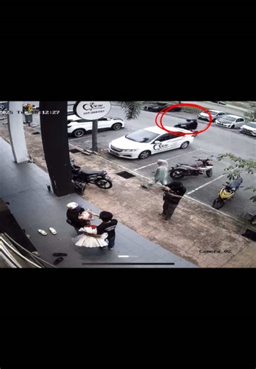 Boss Mario Diragut dihadapan Kedai Yewgadget Klebang Melaka