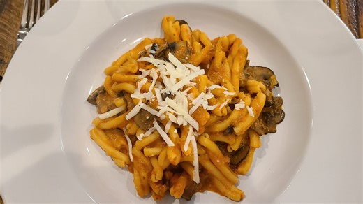 Naples best new pizza is served with scissors, 2 deals, flavors of fall for breakfast