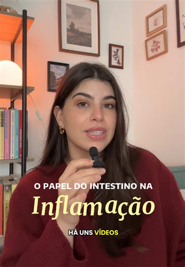 Quando falamos de inflamação crónica, é impossível ignorar o intestino. O intestino não é só um órgão digestivo: é uma interface imunológica, metabólica e hormonal. Cerca de 70% do sistema imunitário está associado ao trato gastrointestinal, o que explica porque alterações aqui têm impacto em todo o corpo. Vale também a pena distinguir dois conceitos que muitas vezes são usados como sinónimos: microbiota refere-se ao conjunto de microrganismos que vivem no intestino; microbioma é o conjunto dess