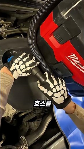 Engine oil change method using vacuum technology