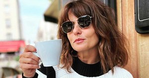 PHOTO Faustine Bollaert : à Los Angeles, l'animatrice rayonne en mini jupe et doudoune d'été