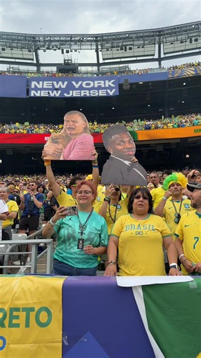 Separados por um Haaland! Acho que todo mundo queria uma foto desses 2 juntos, mais uns 20 memes e um vídeo deles cantando “A thousand miles”, aí veio o norueguês e acabou com a festa… 📸: @sguacabia e @crissevieri.mov | @canalwamo Siga o Canal Wamo e saiba tudo sobre a nossa Seleção Brasileira! 📲 #CanalWamo #SeleçãoBrasileira #CopadoMundo