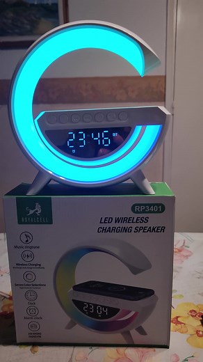 Lampara 6 en 1 Reloj Digital Alarma Parlante Bluetooth Radio Cargador Inalámbrico (celulares que soportan carga inalambrica) Cargador por USB(el parlante tiene un puerto USB en dónde se pueden cargar todos los celulares Velador RGB (7 colores y luz que se va modificando) Medidas aprox 24x24x8 cm