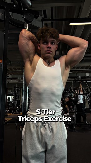 Timers set for the CBUM x @Gymshark Collection? 10% at checkout with CODE LEOB10 🦈 This exercise is so simple but super effective. Cable at hip height elbow up and concentrate on stretching the triceps. Let me know und the comments if you have any questions! Ad #gymshark #naturalphysique
