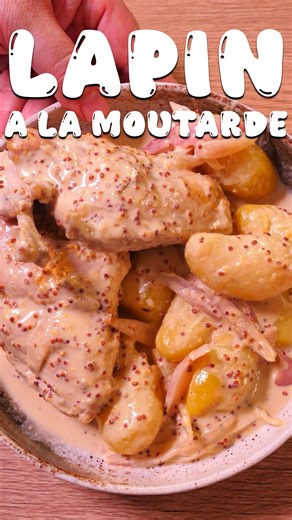 Le lapin à la moutarde de ma mère (en mieux) ! Abonne-toi pour d’autres recettes réconfortantes ! Avant toute chose, pardon m’man ! Le lapin à la moutarde c’est un plaque qu’on cuisine pas assez et qui pourtant est vraiment fabuleux ! Grâce au four @hisense_france et à sa cuisson vapeur, aucun risque de rater sa cuisson, viande juteuse au rendez-vous ! Pour cette recette pour 4 : 4 cuisses de lapin 8 échalotes 2 cuil. à soupe de moutarde forte 1 cuil. à soupe de moutarde à l’ancienne 1 cuil. à s
