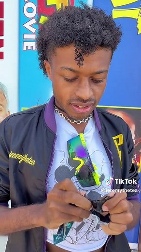 Ever wanted to see massive recreations of your fave classic Disney VHS tapes? Well if you’re in LA, you can! ⏪ Thank you @Disney for having me out! #disney #disneyplus #losangeles #throwbacks #agoofymovie