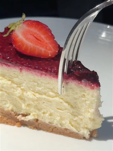 Fiona on Instagram: "Full details below 👇🏼 I used a recipe by @homemadeinthekitchen with a 7-inch springform pan and altered it slightly to make it a bit less sweet and added raspberry jam on top Comment CHEESECAKE for a link to the full recipe & the springform pan I used 🍓Ingredients: - 1 & 1/2 cups graham cracker crumbs (I used 2/3 box of gf honey graham crackers from @onceagainnutbutter) - 6 tbsp unsalted butter, melted - 16oz full fat cream cheese (I used 2 containers of @nancysyogurt ) @