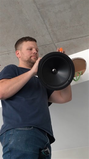 So einfach installiert man heutzutage ein smartes Audiosystem... vorausgesetzt, man wählt den richtigen Hersteller.😉 Einfach das Tree-Kabel anschließen, die Lautsprecher im Audioserver einlernen – und fertig! Danach spielen sie nicht nur Musik ab, sondern übernehmen auch alle Smart-Home-Funktionen wie Sicherheit, Türklingel und vieles mehr. #Loxone #Audio | LOXONE