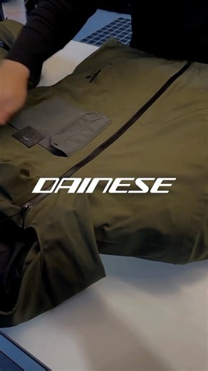 다이네즈코리아 on Instagram: "✨ 모든 계절을 위한 단 하나의 답 - CORSO ABSOLUTESHELL PRO JACKET 🏍️ 변덕스러운 도심의 날씨도, 스타일이 중요한 일상의 순간도. 코르소 자켓은 라이더의 움직임을 방해하지 않으면서 최상의 쾌적함을 유지합니다. ✔️ABSOLUTESHELL™ PRO LAMINATE : 아웃도어 기술력에서 영감받은 기능성 쉘로, 가벼움과 강력한 방수 기능을 동시에 제공합니다. ✔️ REMOVABLE THERMAL LINER: 추운 날씨에도 라이더를 보호하는 탈착식 방한 내피가 적용되어 상황에 따라 독립적으로 활용할 수 있습니다. ✔️ PRO-ARMOR PROTECTION: 어깨와 팔꿈치에 탈착 가능한 Pro-Armor L1 보호대가 기본 적용되어 있으며, G1 & G2 보호대를 추가할 수 있는 전용 포켓으로 안전을 책임집니다. 🏁 CORSO와 함께라면, 도시의 모든 길은 라이딩 코스가 된다! #다이네즈 #dainese #corso"