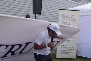 Vivek Ramaswamy's Campaign Speech Interrupted When a Sign Reading 'Truth' Falls on Him: Watch