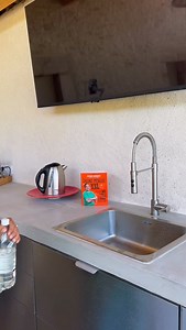 Un évier inox qui brille et scintille ? Pas besoin de 50 produits, juste eau pétillante vinaigre 20% et un petit filet récup’ en éponge 💦 Simple, rapide, efficace… et pour d’autres astuces comme celle-ci 👉 tout est dans mon livre, dispo partout 📖 #astuces #ménages #cleaners #nettoyer #astuce #astucemaison #lesastucesdesoussou #familleromeroofficiel #legrandmenagexxl | Souad Romero