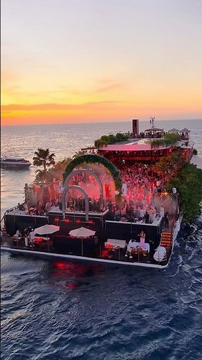 Yona Beach one of the wildest night vibes in Phuket right now. Tropical, floating, unreal 🏝️🔥🌅