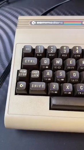 Pamiętacie taką wersję Commodore 64, ta z legendarnym sidem :) #retrogaming #retro # #joystick | Retro.exe