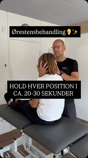 Bliver du pludselig svimmel ved stillingsændringer af hovedet - f.eks. når du vender dig i sengen eller drejer hovedet?😵‍💫 Det kan skyldes øresten, og heldigvis kan fysioterapi hjælpe! Øresten forsvinder ofte af sig selv over tid, men hvis ikke, kan tilstanden afhjælpes med øvelser som “Epleys Manøvre”. I videoen ser du en del af behandlingen, hvor man holder hver position, indtil svimmelheden aftager (typisk 20–30 sek.)💫 #ørestensbehandling #øresten #fysioterapi #svimmelhed #balance #aarhusn