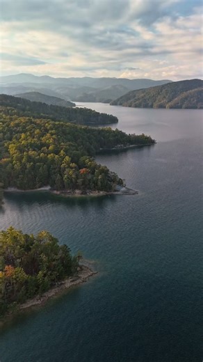 Surfing around lake jocassee Enjoying the last few weeks of this beautiful weather and full trees beginning to change colors! ♥️🇺🇸💪🏼🙌🏻 #lakejocassee #surfing #wakesurf #supremeboats #seadoo #summer #lakelife #vibes #mountains #jetridernation #dji #jetski #upstatesc #fall @seadoo | Mason Piazza
