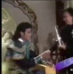 Michael Jackson in Hong Kong 1987 ❤️ Michael Jackson visited Hong Kong in the autumn of 1987 during a break in his Bad world tour. He arrived on October 21 and stayed until November 10, spending three weeks exploring the city and its attractions, such as Ocean Park and Shaw Brothers Studio. Michael Jackson was fascinated by Chinese culture and enjoyed his time in Hong Kong, but he never returned to the city after this visit. #michaeljackson #hongkong #MJFam #kingofpop #wemissyou @Top-Fans www.gi