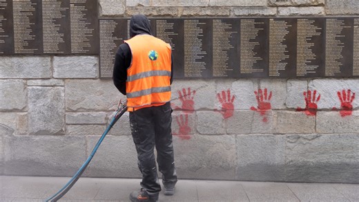 Mains rouges taguées au Mémorial de la Shoah: "L'antisémitisme est devenu banal" dénonce le Crif