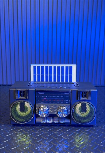 🔋 ¿Te quedaste sin batería en el exterior? Esta bocina retro se carga con el sol. Tiene panel solar integrado, diseño vintage con diales físicos y una manija retráctil sólida, nada de plástico barato. Funciona como sistema híbrido: puedes cargarla por corriente o dejar que el sol haga su trabajo. Incluye radio AM/FM con antena telescópica de gran alcance, ideal para camping, terraza o salidas al aire libre. #elamorestaenelcarrito #bocina #speaker #bocinabluetooth #ramtechreviews