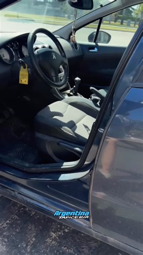 Fierro Tapicero on Instagram: "A VOS TAMBIÉN SE TE ROMPIÓ EL GAJO❓❓ •Reparación de Tapizados ⚒️ •Tela-Cuerina y Cuero 🧶 📲 WhatsApp 221428-4421 📍La Plata 29 n43 e/ 32 y 33 #tapiceria #laplata #reels #tapizados"