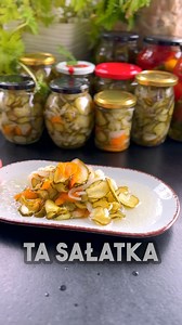 Sałatka z ogórków do słoika! ❤🥒😍 Składniki: - 1 kg ogórków, - 2 cebule, - 3 ząbki czosnku, - 2 marchewki. Zalewa: - 150 ml octu jabłkowego, - 150 ml octu spirytusowego, - 1 litr wody, - 80 ml oleju, - 120 g cukru, - 40 g soli, - 1 łyżka gorczycy. #fblifestyle | Kocham Gotować