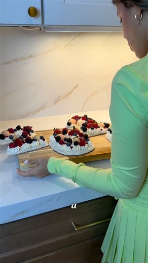 Mishell Thielen | Limpieza en Estados Unidos on Instagram: "Mientras preparo el último postre del 2025 te cuento uno de mis logros de este año que me lleno el corazón de una manera diferente. ✨Espero que este nuevo año 2026 también venga cargado así para ustedes: con más razones para agradecer, y con la vida dándonos más chances de amar, de compartir, de ver sonreír a los que más amamos y de hacerlos felices, aunque sea por un ratito✨🫶🏼"