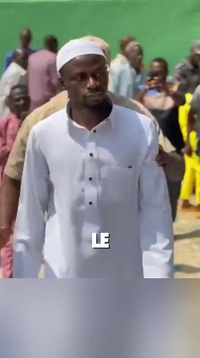 Ce milliardaire est allé dans la mosquée de son village pour prier. Le milliardaire Sadio Mane fait des choses incroyables que personne n'ose jamais le défier #sadiomane #france