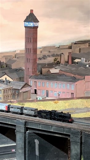 🚂 Finescale Goods Train Runs Through the City #modeltrains #railway #shorts