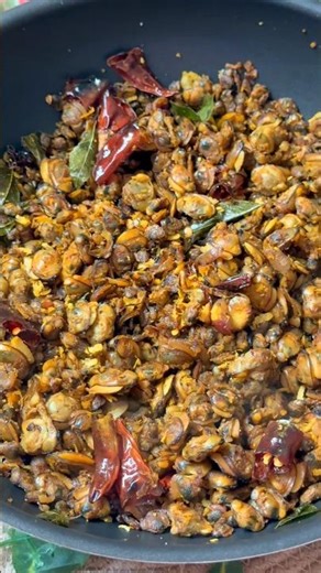 Kakka Irachi Thoran 🤤👌Elampakkam/ Erinth Recipe- Quick & Easy Kerala style Clam #ytshorts #kakkafry